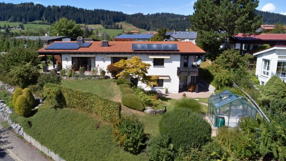 Luftansicht mit Gartenanlage Einfamilienhaus Scheidegg / Lindenau