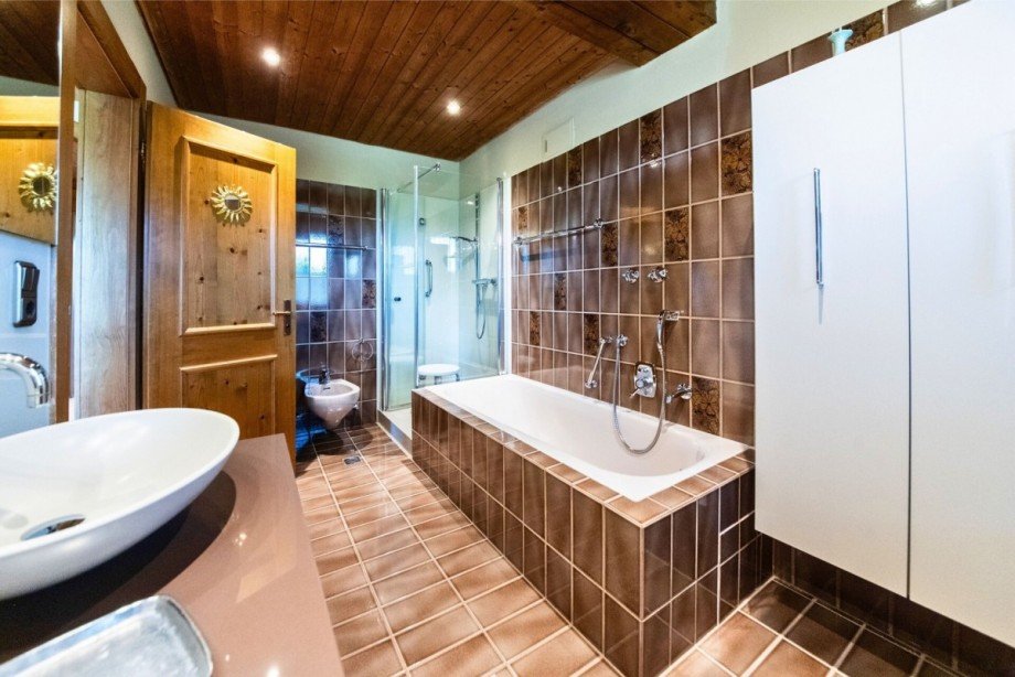 Gro�es Tageslichtbad mit Wanne und Dusche Einfamilienhaus Scheidegg / Lindenau