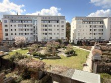 01_Innenhofansicht Helle Stadtwohnung mit Loggia, Einbauk�che und Aufzug in zentraler Lage