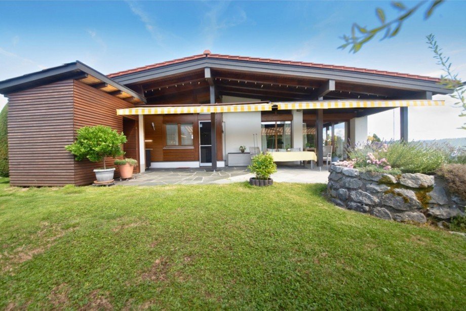 Hausansicht mit �berdachter Terrasse Einfamilienhaus Scheidegg / Lindenau