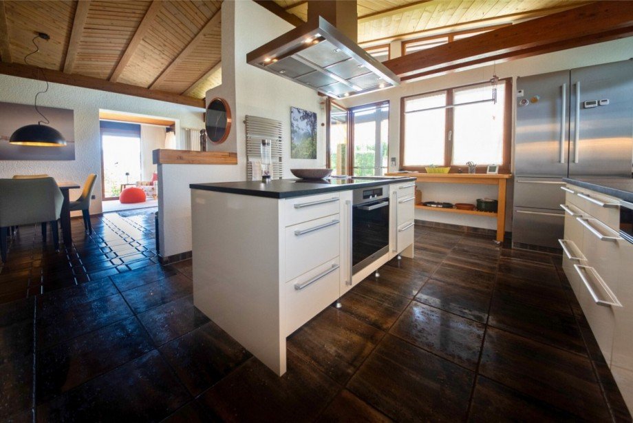 K�che mit zentraler Kochinsel Einfamilienhaus Scheidegg / Lindenau