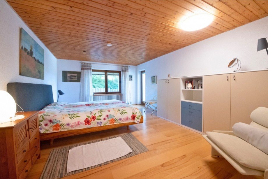 Gro�z�giges Schlafzimmer im Untergeschoss Einfamilienhaus Scheidegg / Lindenau
