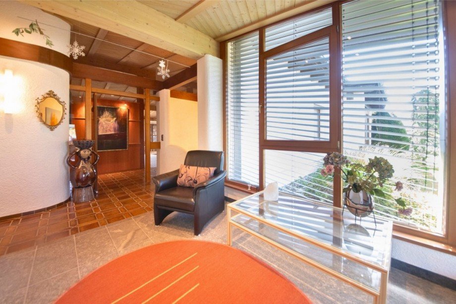 Heller Eingangsbereich mit Sitzplatz Einfamilienhaus Scheidegg / Lindenau