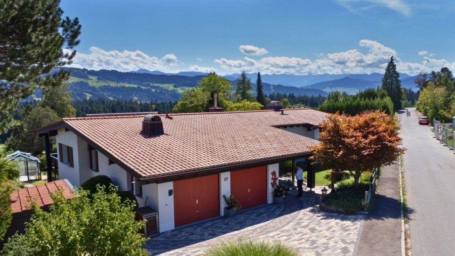 Garagenseite mit Alpenpanorama Einfamilienhaus Scheidegg / Lindenau