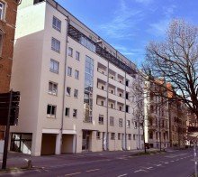 02_Aussenansicht_Strasse Helle Stadtwohnung mit Loggia, Einbauk�che und Aufzug in zentraler Lage