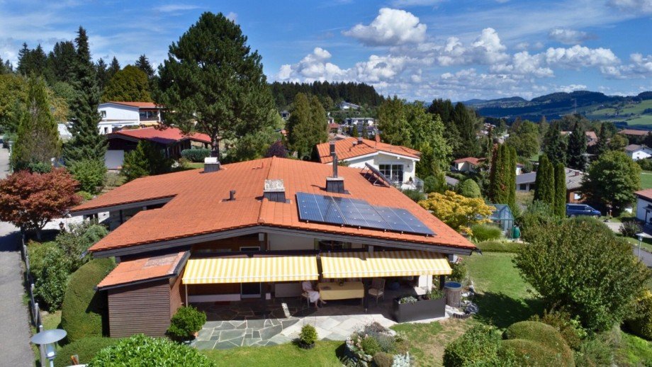 Luftbild der Terrassenseite Einfamilienhaus Scheidegg / Lindenau