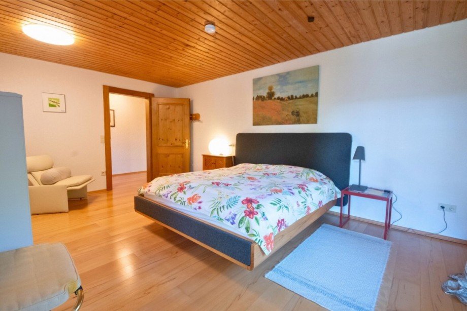 Schlafzimmer mit Holzfu�boden im Untergeschoss Einfamilienhaus Scheidegg / Lindenau
