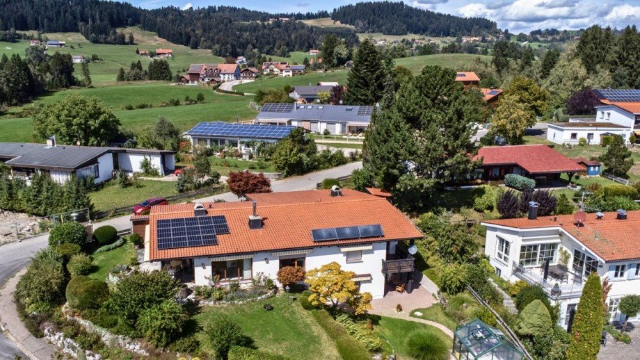 Luftbild mit Haus und Garten Einfamilienhaus Scheidegg / Lindenau